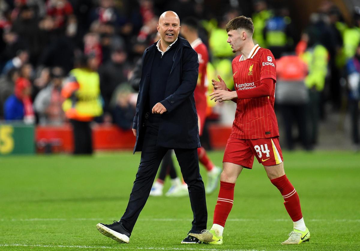 Conor Bradley charla con Arne Slot tras el Liverpool-Madrid