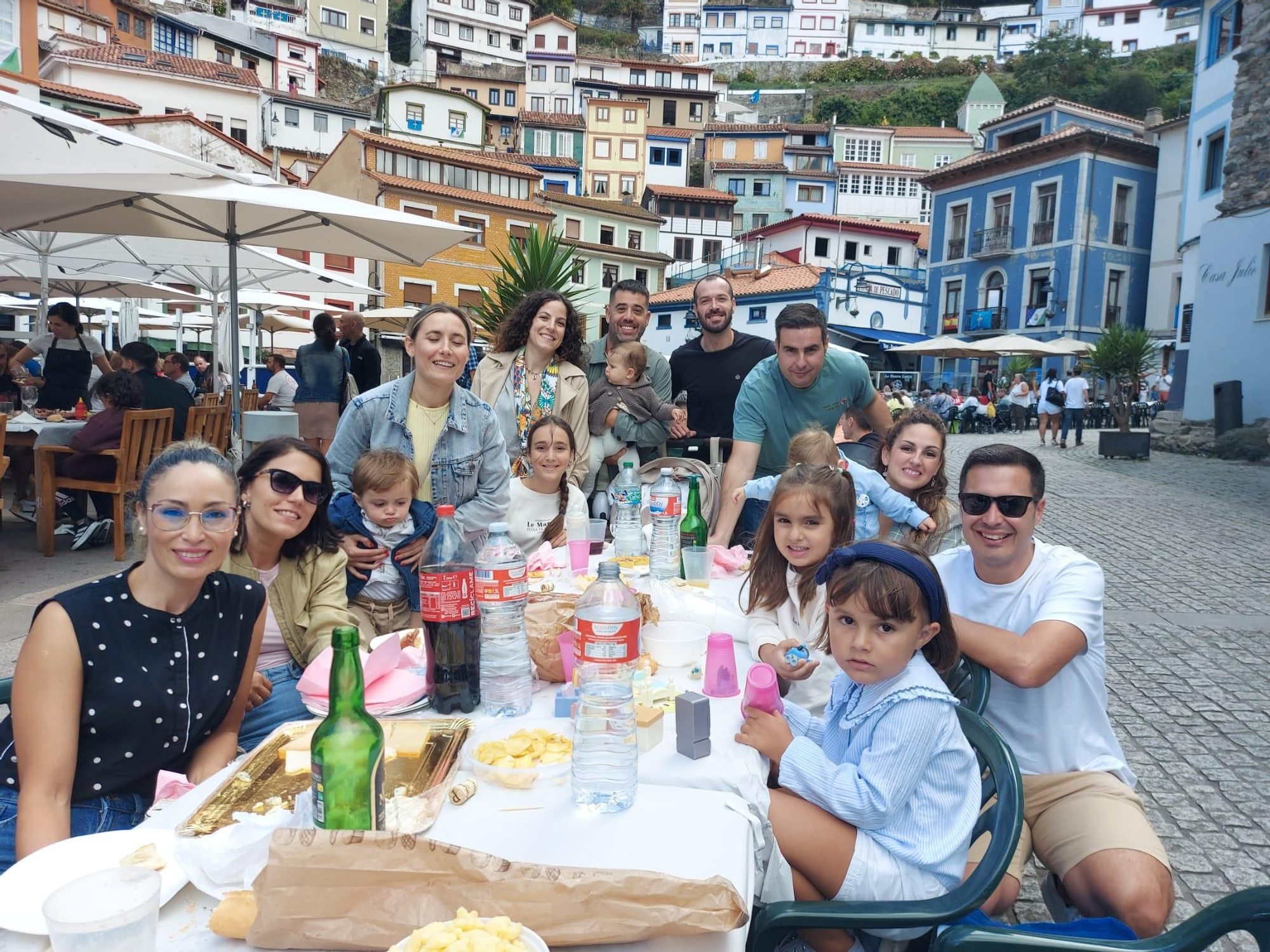 En imágenes: En imágenes: Más de 1.200 personas participan en la tercera comida en la calle de Cudillero