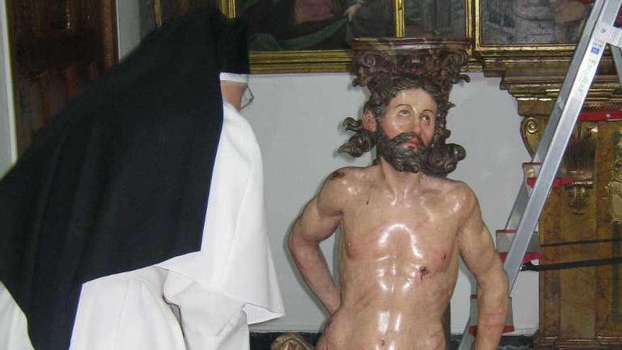 Una religiosa revisa la imagen tras su traslado al convento.