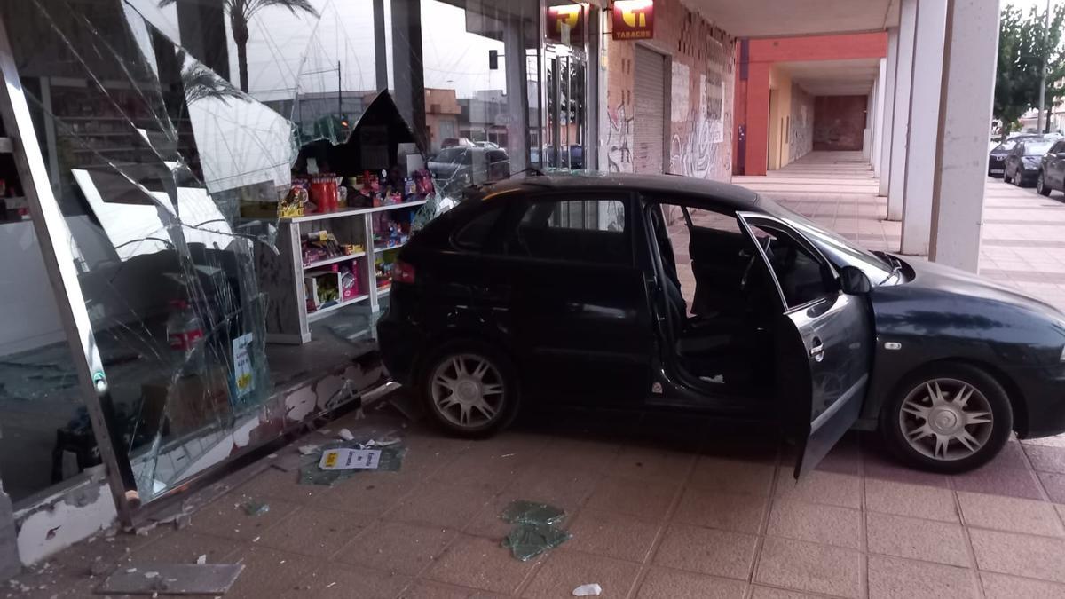 El Seat modelo León utilizado en el alunizaje del escaparate del Estanco en Puebla de Soto, este miércoles de madrugada