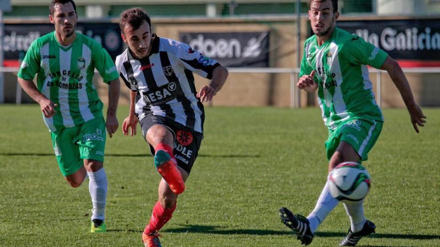 Adrián Llano toca el balón ante dos jugadores del Somozas en el partido del sábado.