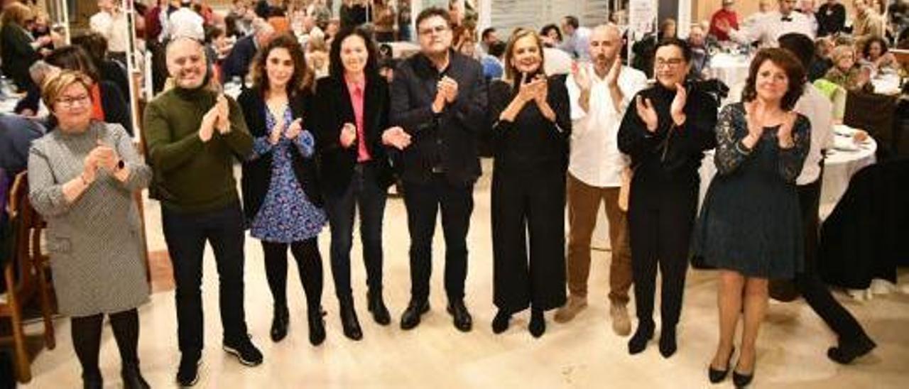 Gregorio Agís acompañado, entre otros, por Carmela Silva, David Regades, o Silvia Díaz. |   // FDV