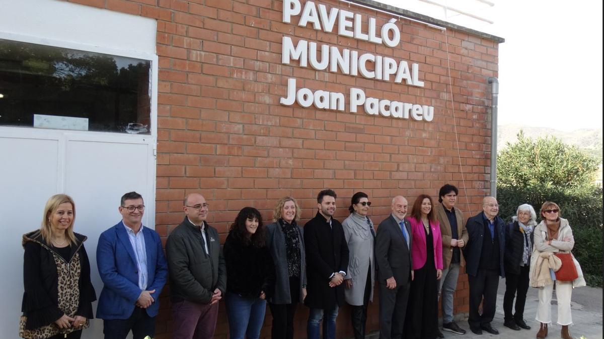 Els representants institucionals amb Pacareu després de descobrir la placa que dona nom al pavelló