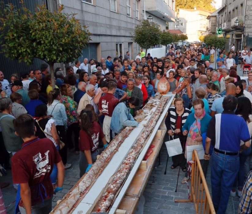 Así fue el bocadillo gigante de A Cañiza: una barra de 15 metros y una loncha de 26