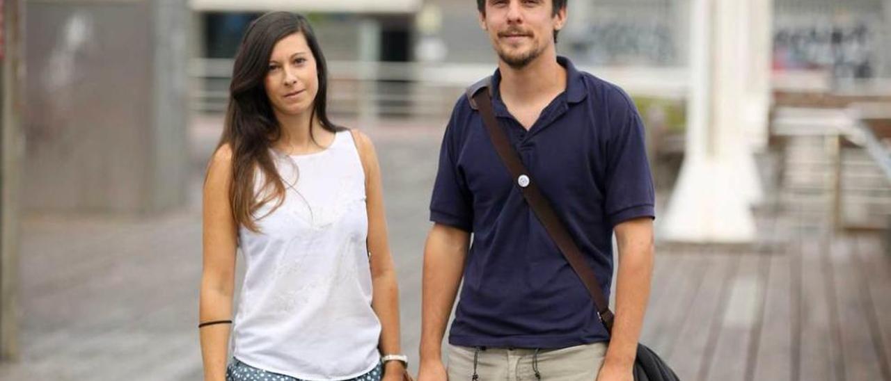 Marta González Menéndez y David González García, en el puerto deportivo.