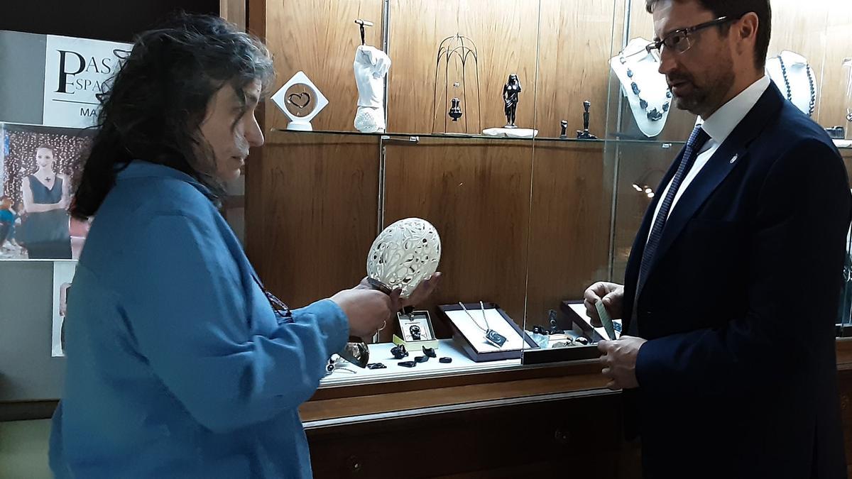 El consejero de Industria, Enrique Fernández, con la artesana María Pérez.