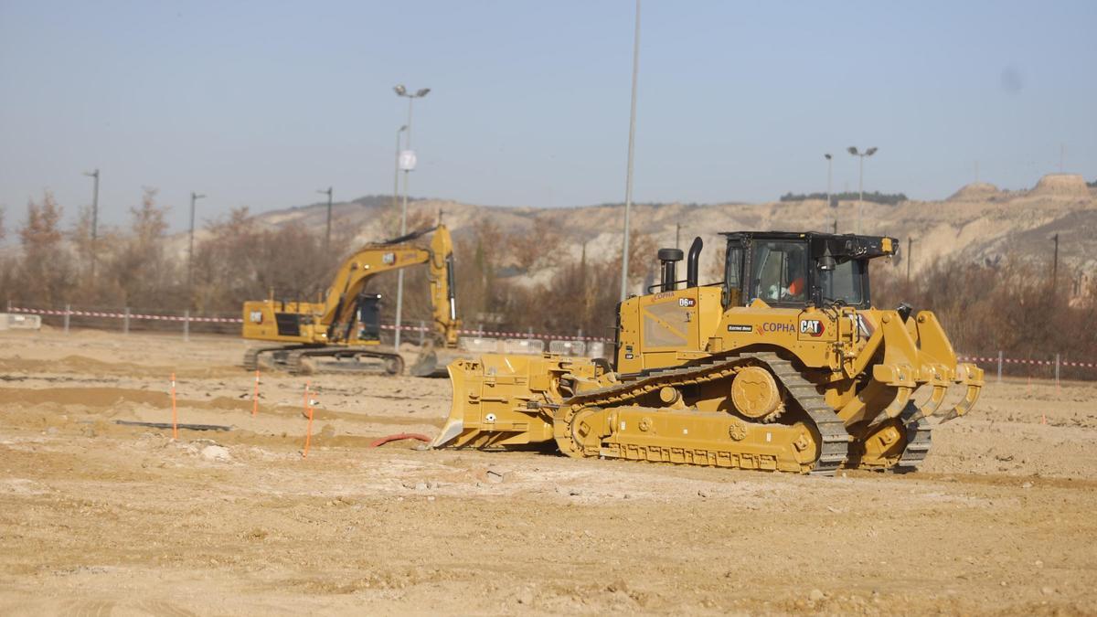 Una máquina trabaja en los terrenos del Parking Norte, donde irá el estadio modular del Real Zaragoza.