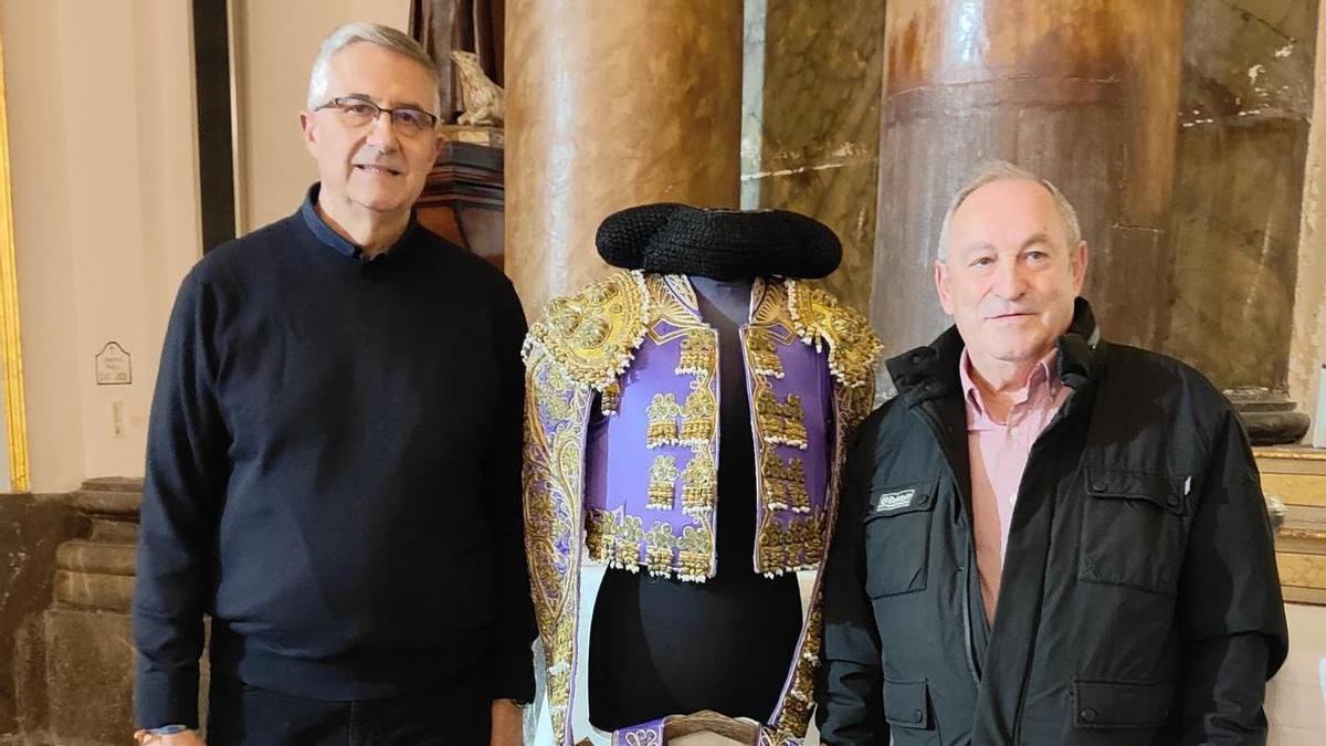 Traje de luces de Ortega Cano donado por el oriolano José María Asuar Ibáñez