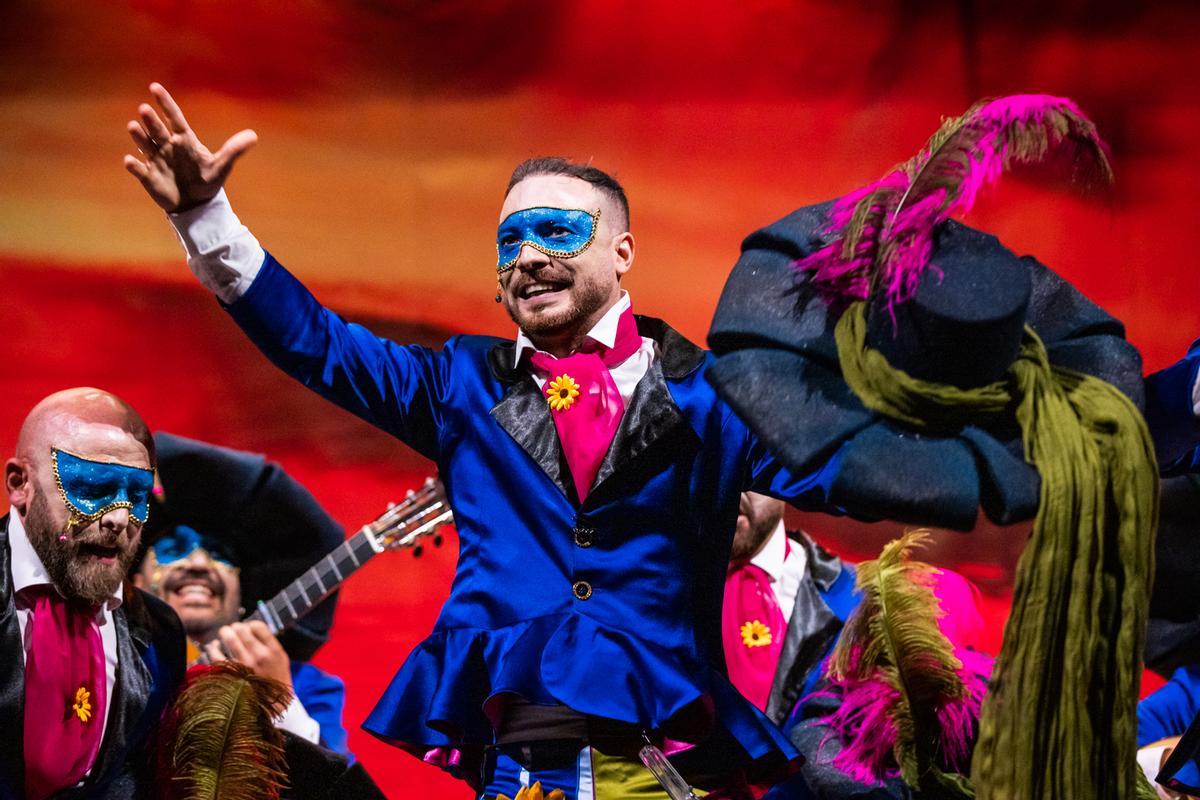 Sin sombrero los actores de la comparsa almeriense 'El nacimiento de la tragedia'.