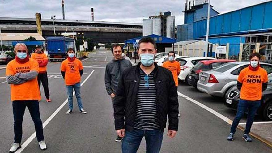 Miembros del comité de empresa, a las puertas de la fábrica de Alu Ibérica en A Grela.