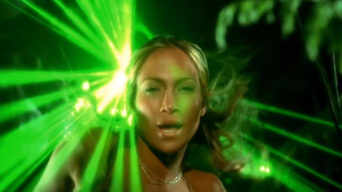 Jennifer Lopez entre luces verdes cantando aquello de 'Waiting for tonight'