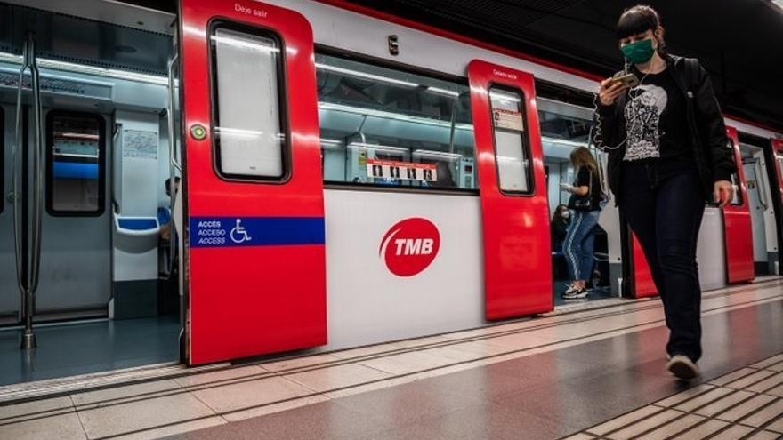 Detingut un home per empènyer una dona a la via del metro a Barcelona