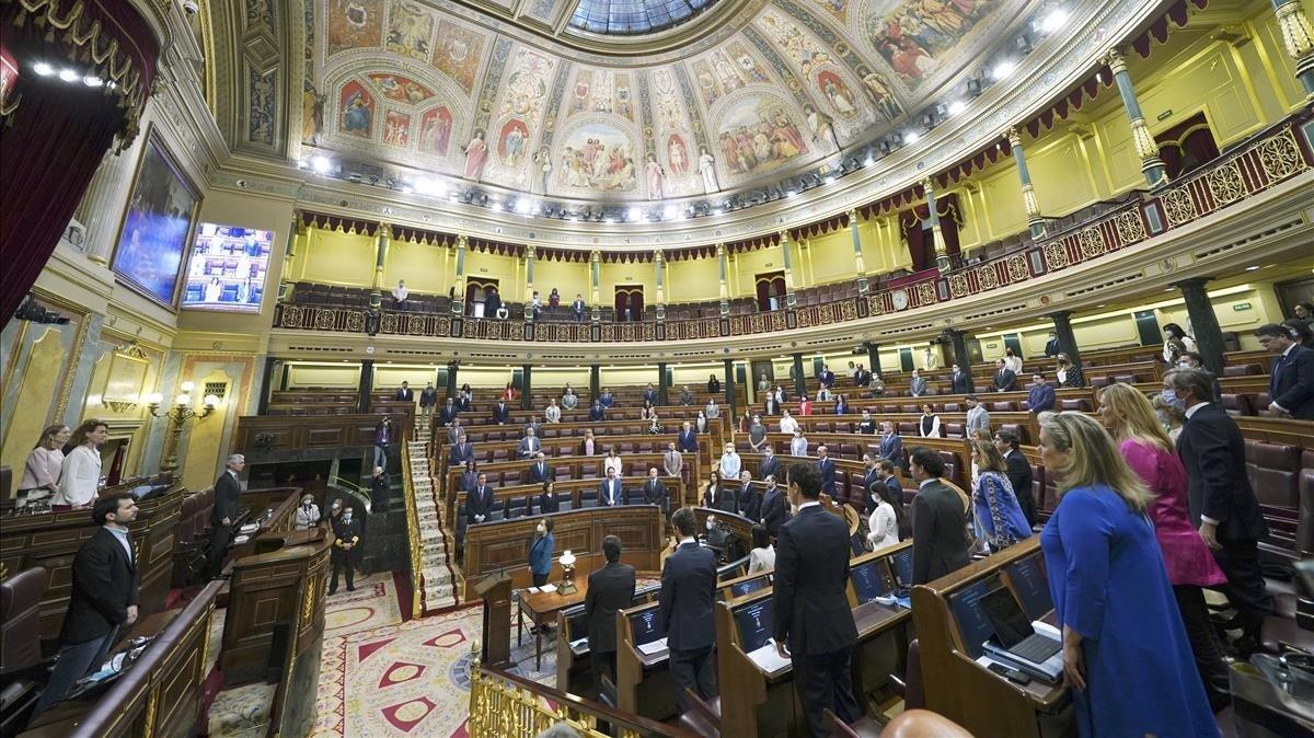 Minuto de silencio en el hemiciclo del Congreso por la víctimas del coronavirus