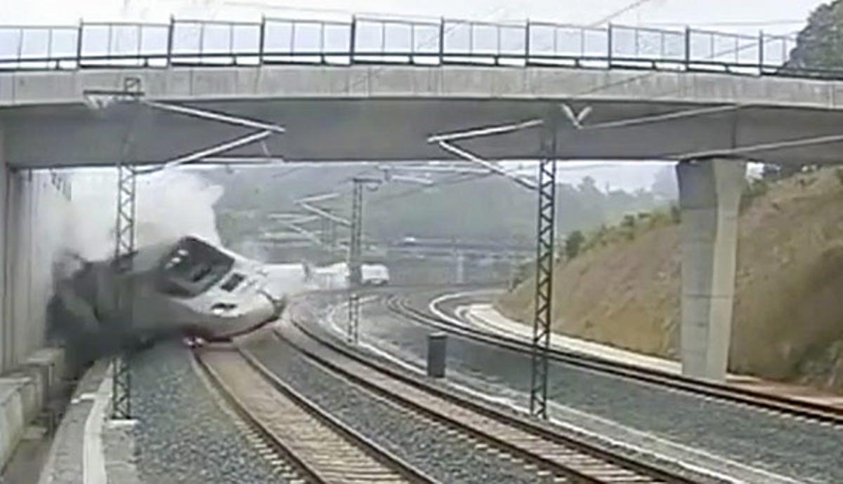 Imatges del tren en el moment del descarrilament.