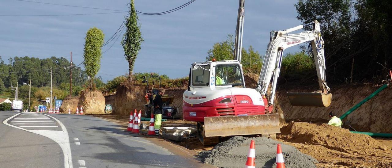 Obras, ayer, de formación de aceras y carril bici cerca del cruce a Meirás, tras pasar Arillo. |   // I.R.