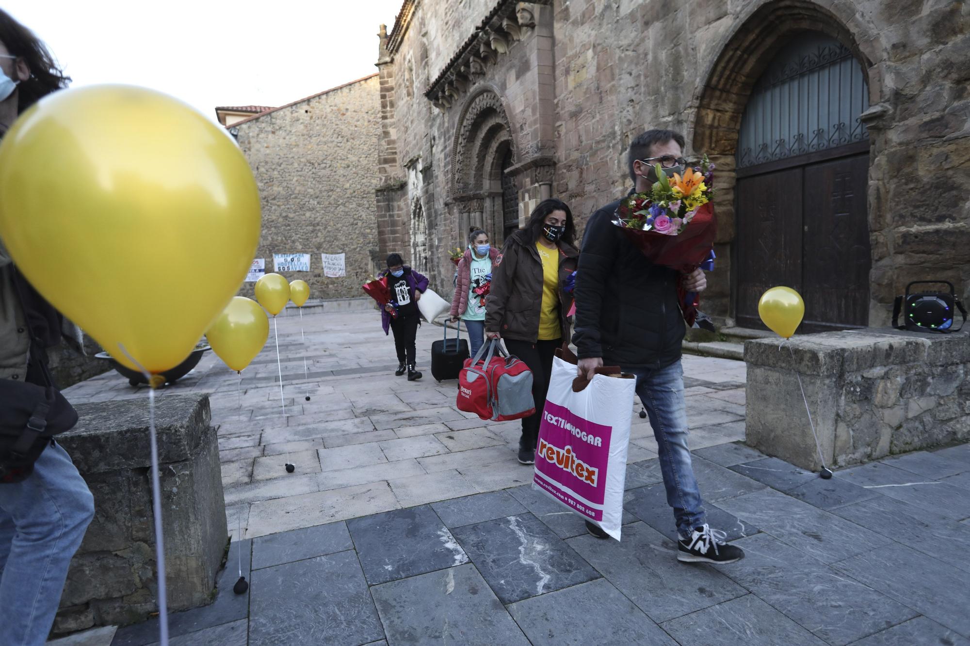 Los hosteleros abandonan su encierro en la iglesia de San Antonio de Padua