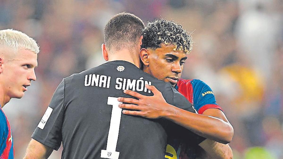 Lamine abraza a Unai Simón al final del partido.