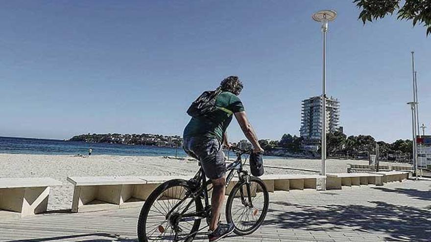 Un ciclista circula por el paseo marÃ­timo de Palmanova, en el municipio de CalviÃ .