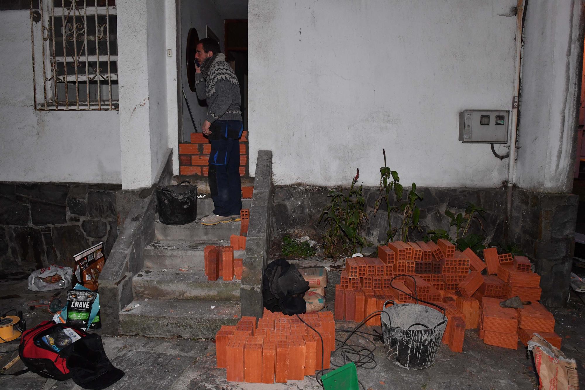 Los vecinos del Barrio de las Flores tapian por su cuenta la casa de la que desalojaron ocupas