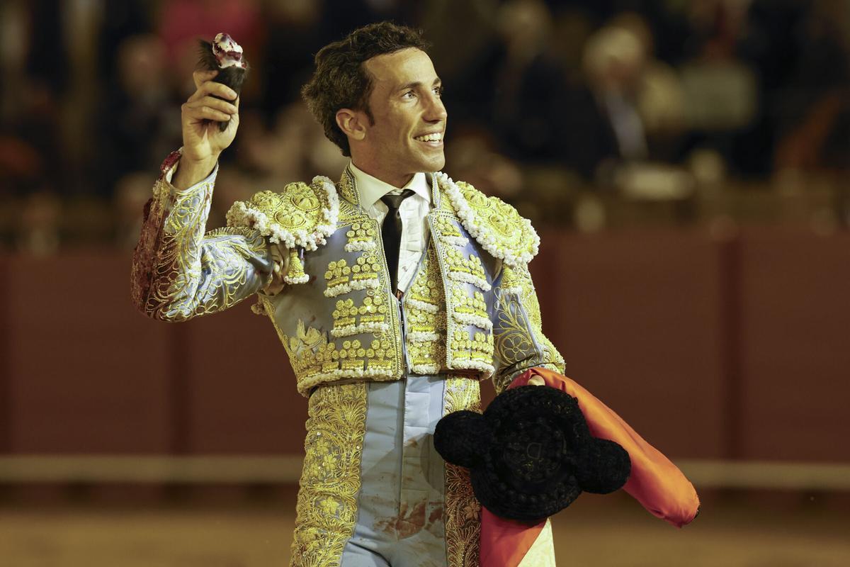 SEVILLA, 05/04/2026.- El diestro David de Miranda con la oreja cortada al segundo de su lote durante la corrida celebrada este domingo en la plaza de toros de La Maestranza, en Sevilla. EFE / Julio Muñoz