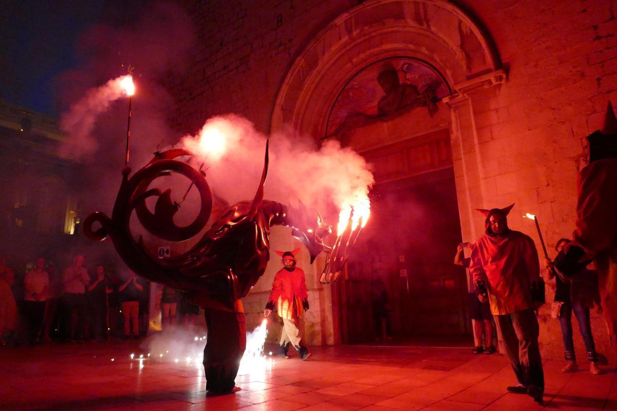 EN IMATGES | L'Encesa del Drac atrau desenes de persones per celebrar la revetlla de Sant Pere a Figueres