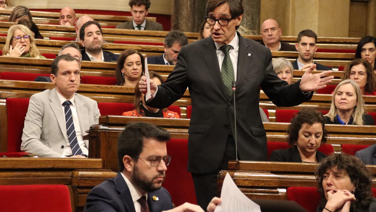 El líder del PSC, Salvador Illa, dirigiéndose al 'president' Aragonès durante el pleno del Parlament