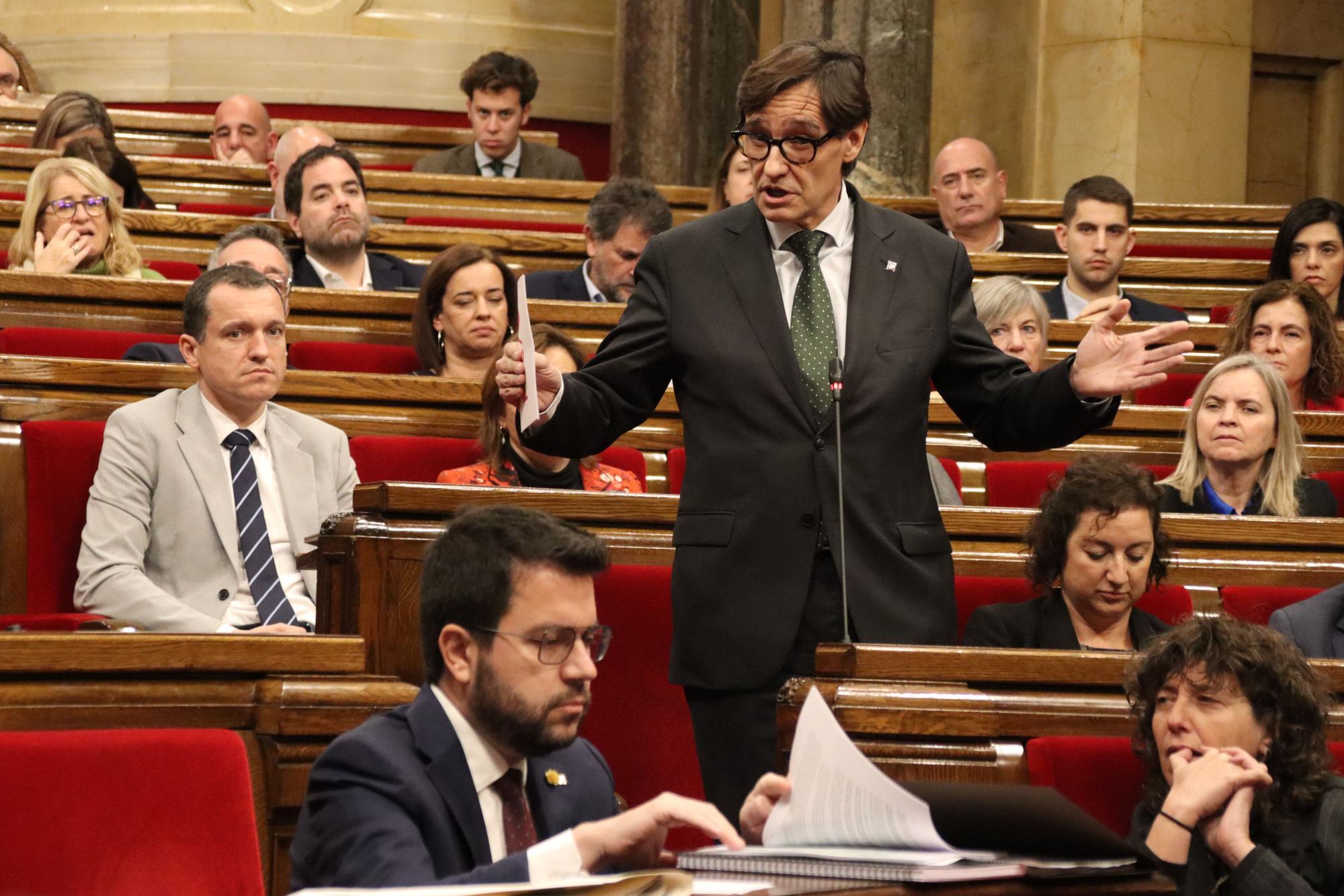 El líder del PSC, Salvador Illa, dirigiéndose al 'president' Aragonès durante el pleno del Parlament