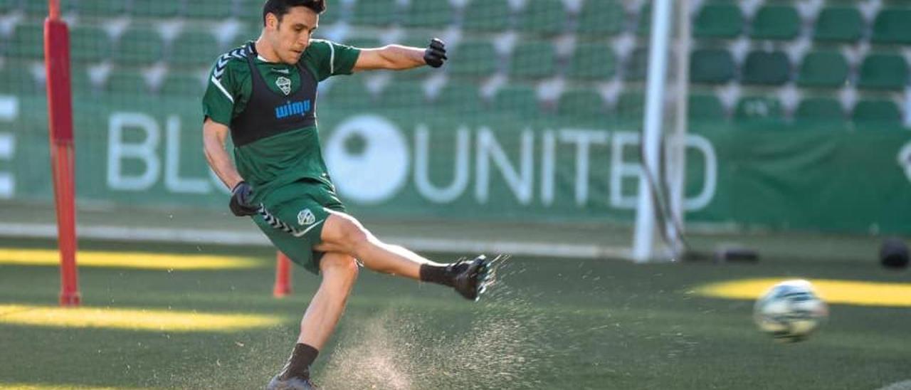 Ramón Folch chutando un balón durante un entrenamiento de esta semana.