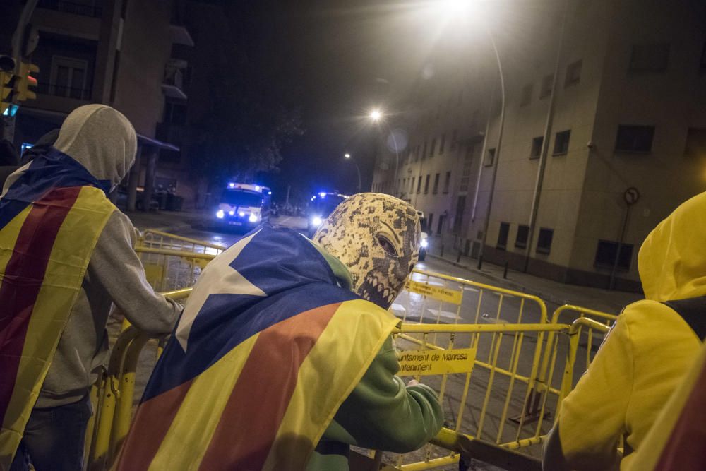 Antifeixistes i espanyolistes conflueixen davant la Guàrdia Civil de Manresa