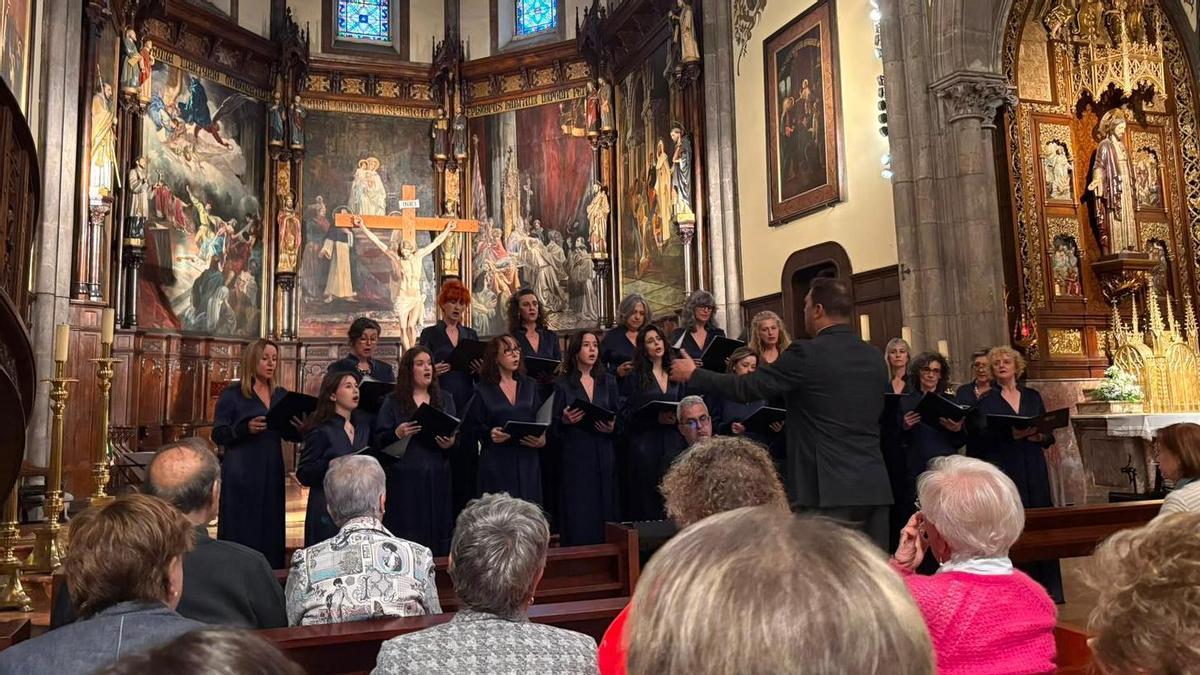 Un momento de la actuación de la Schola en Avilés.