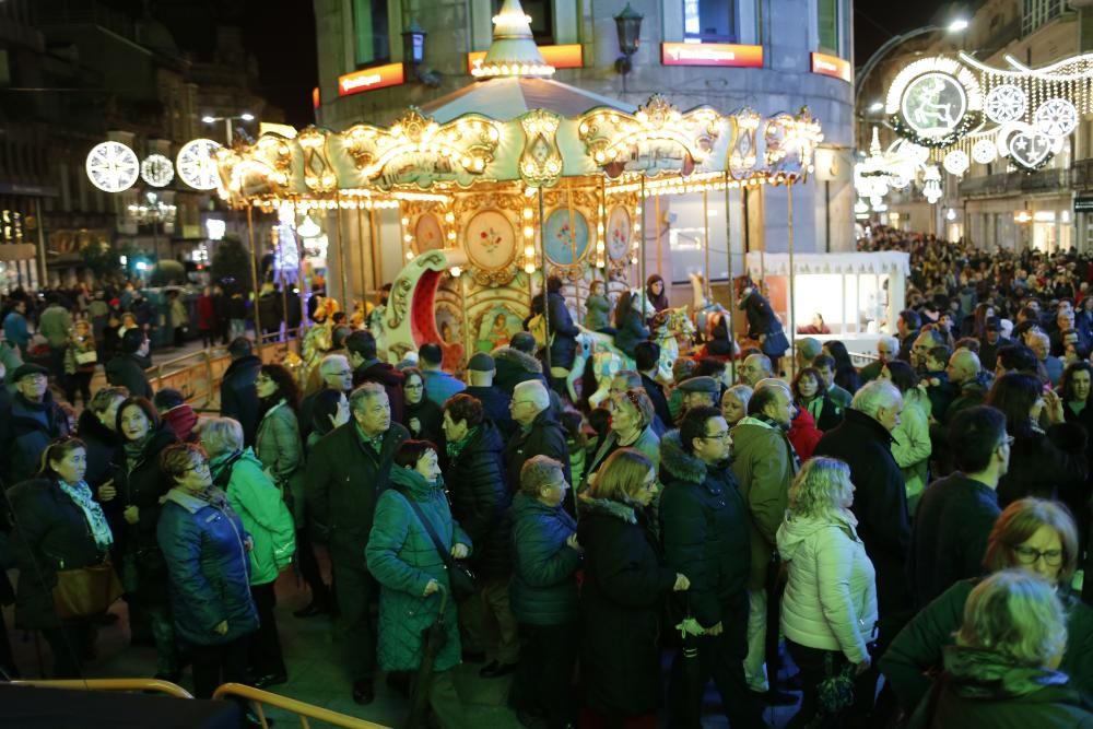 Las calles del centro volvieron a estar abarrotadas de turistas y locales seducidos por la Navidad de Vigo. Abel Caballero recibió a visitantes de Cuntis, Camariñas, Pinto y Alicante.