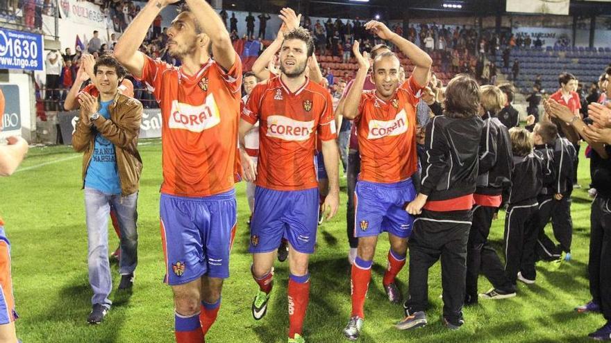 Adil, a la derecha, aplaude a los aficionados tras proclamarse campeón de la Copa Federación en O Couto. // Iñaki Osorio