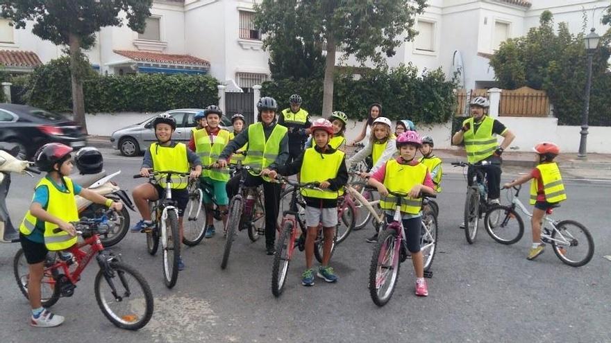 Los escolares rinconeros, durante una actividad para el fomento del desplazamiento en bicicleta.