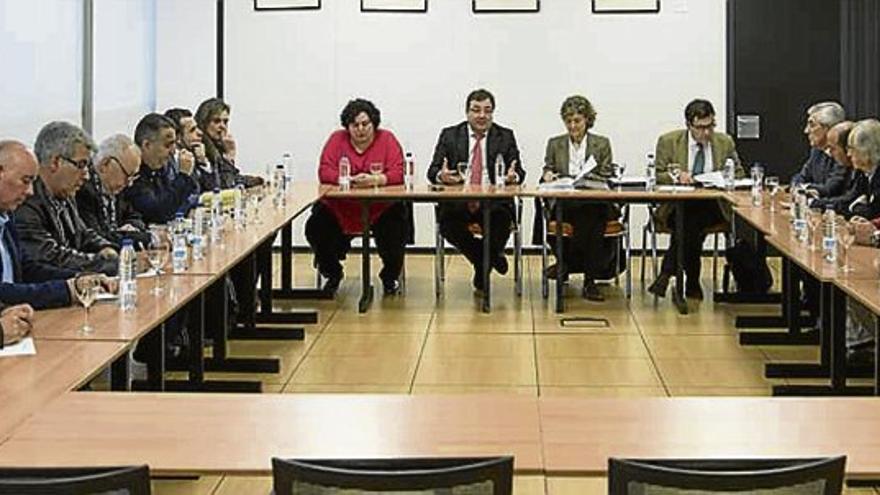 La ministra de Agricultura se ofrece para dar estabilidad al sector tabaquero en Extremadura