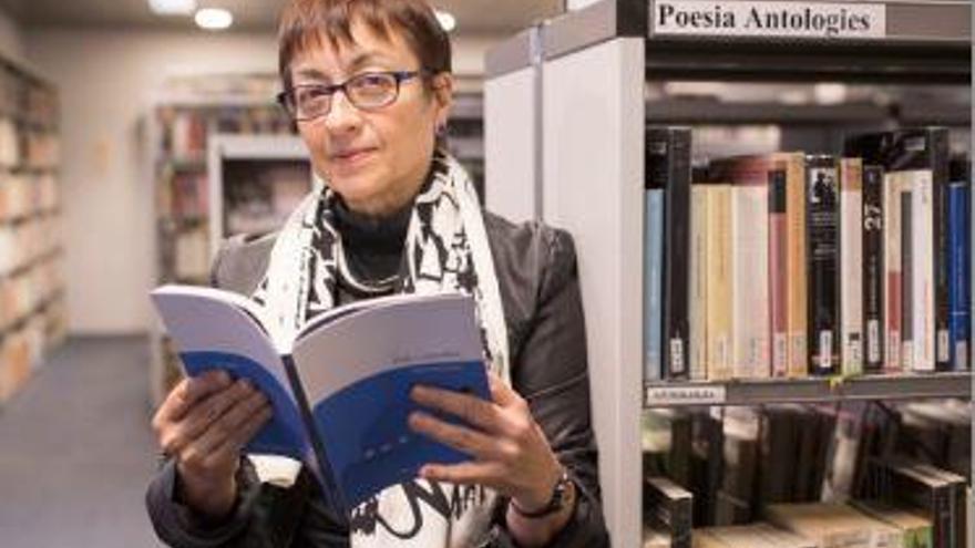 Pilar Parcerisas amb el seu poemari a la biblioteca de Figueres