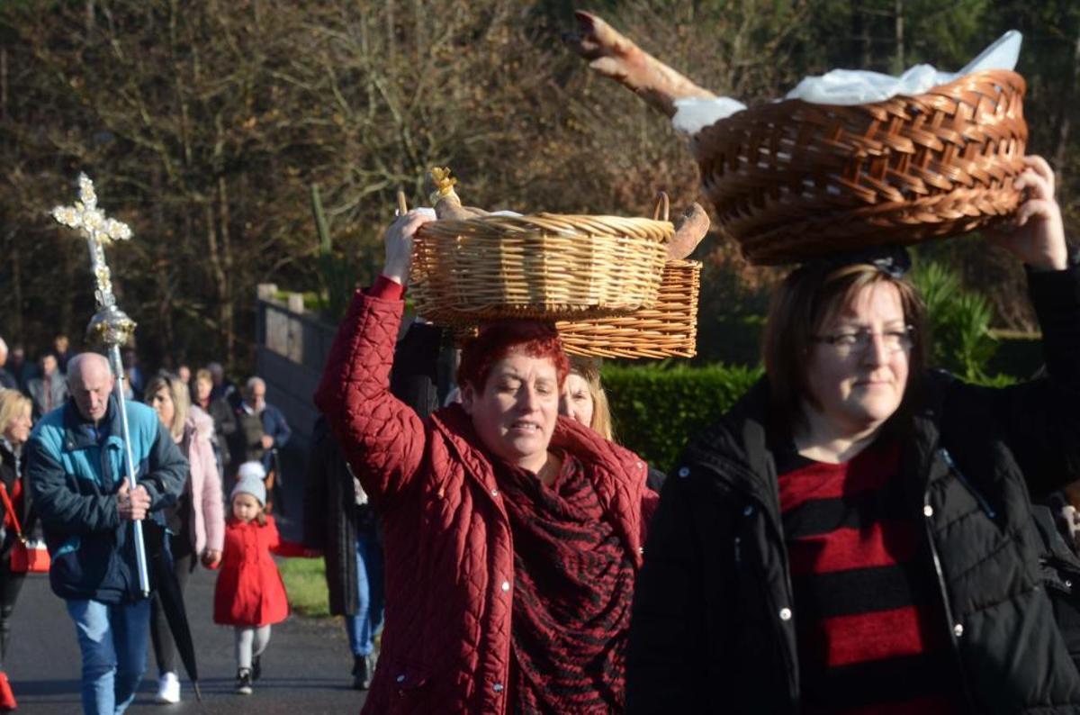 Los valgueses recorren la aldea con las ofrendas de la Candelaria y San Blas. Los valgueses recorren la aldea con las ofrendas de la Candelaria y San Blas.