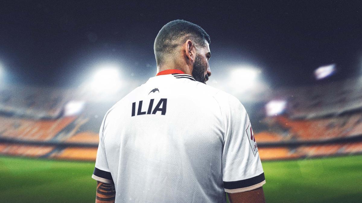 Ilias Topuria, con la camiseta del Valencia CF.