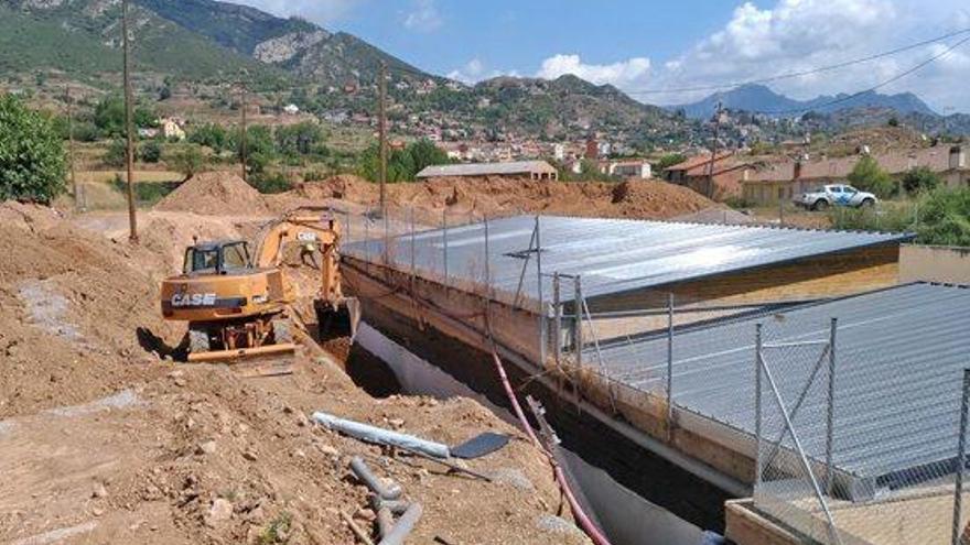 Un operari treballant en la millora de la impermeabilització de l&#039;edifici de l&#039;escola de la Valldan