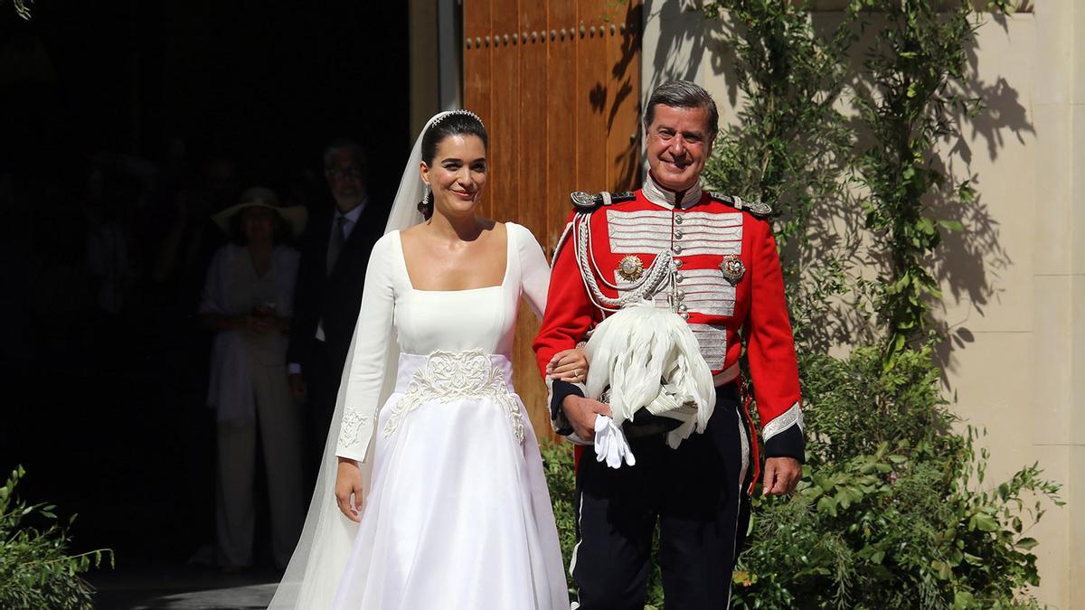 VÍDEO: El truco de las mangas del vestido de novia de la mujer de Cayetano Martínez de Irujo para evitar cambiar de atuendo en el baile