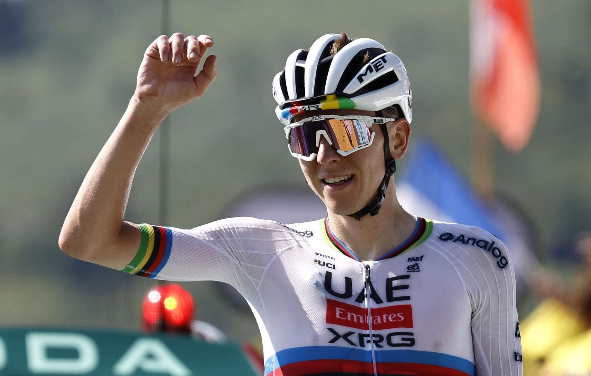 Hautacam (France), 17/07/2025.- Slovenian rider Tadej Pogacar of UAE Team Emirates celebrates after winning the 12th stage of the Tour de France cycling race over 180.6km from Auch to Hautacam, France, 17 July 2025. (Ciclismo, Francia) EFE/EPA/MARTIN DIVISEK