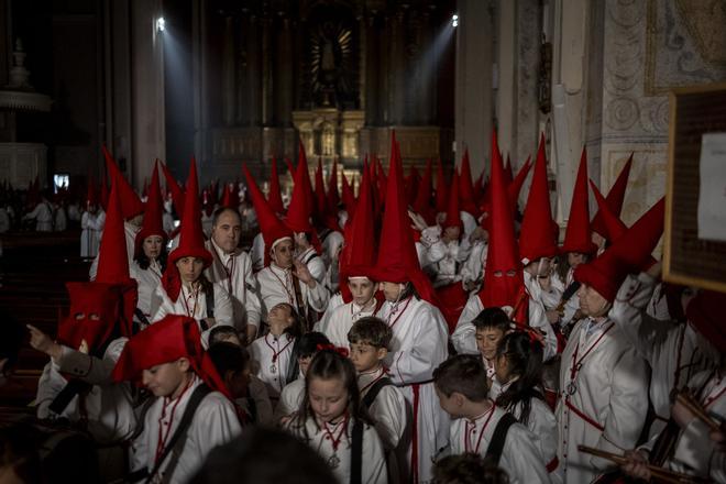 Preparación previa a la procesión de la Cofradía del Señor Atado a la Columna de Zaragoza