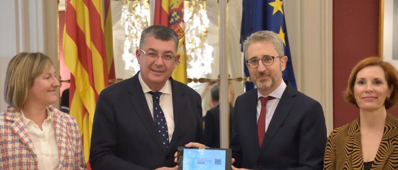 El conseller de Hacienda, Arcadi España, entrega el proyecto de presupuestos al president de Les Corts, Enric Morera.