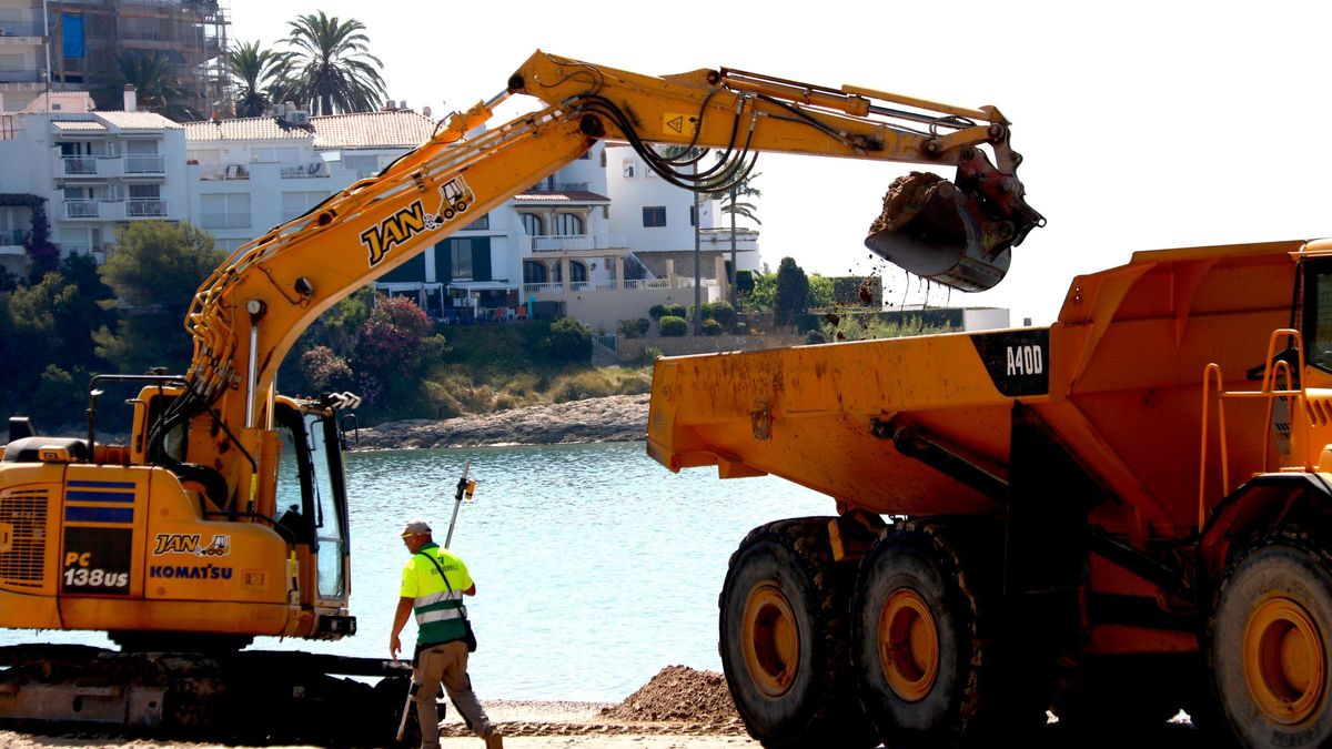 Acción de reposición de la arena en la playa de Altafulla (Tarragonès), este martes.