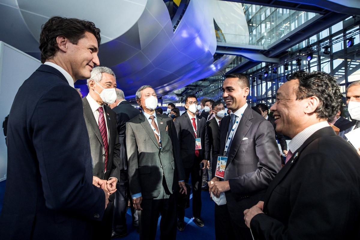 El canciller italiano Luigi Di Maio con el primer ministro canadiense Justin Trudeau y el director general de la Organización de las Naciones Unidas para la Alimentación y la Agricultura (FAO), Qu Dongyu, durante la cumbre del G20 de líderes mundiales para debatir cambio climático, covid-19 y la recuperación global pospandémica, en el Centro de Convenciones Roma La Nuvola, en Roma, Italia, 30 de octubre de 2021.