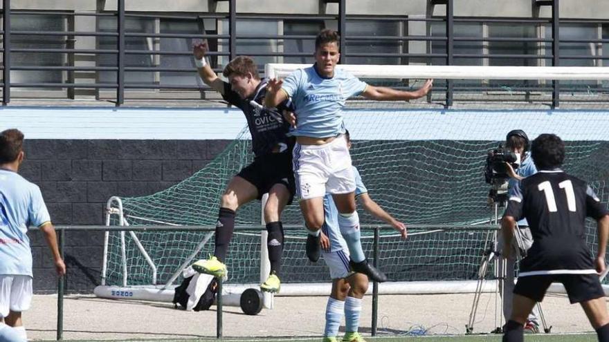 Un jugador del Celta trata de despejar el balón durante un partido de Liga. // Alba Villar