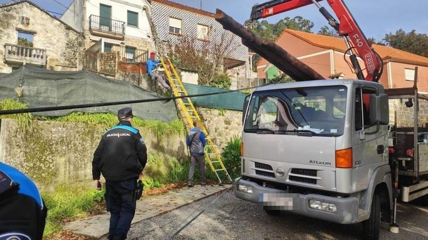 Caída, ayer, durante los trabajos de retirada de los postes.