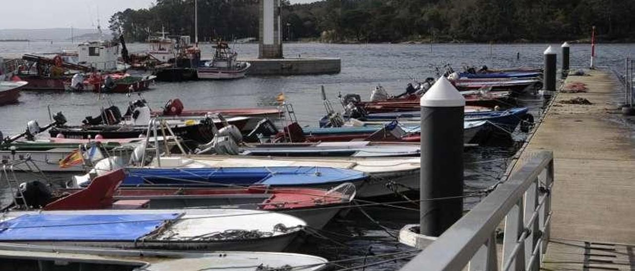 Barcos casi &quot;montados&quot; sobre los pantalanes |  Esta foto fue tomada ayer por la tarde en el muelle de Carril. El nivel del agua subió tanto que algunos barcos parecían casi &quot;aparcados&quot; sobre la dársena, como se aprecia al fondo. Sucedió al filo de las cuatro de la tarde, cuando la pleamar alcanzó los 4 metros sobre la línea de bajamar escorada, a los que también llegará hoy y mañana a partir de las 17 horas. Pero más está subiendo aún de madrugada, hasta los 4,20 metros.