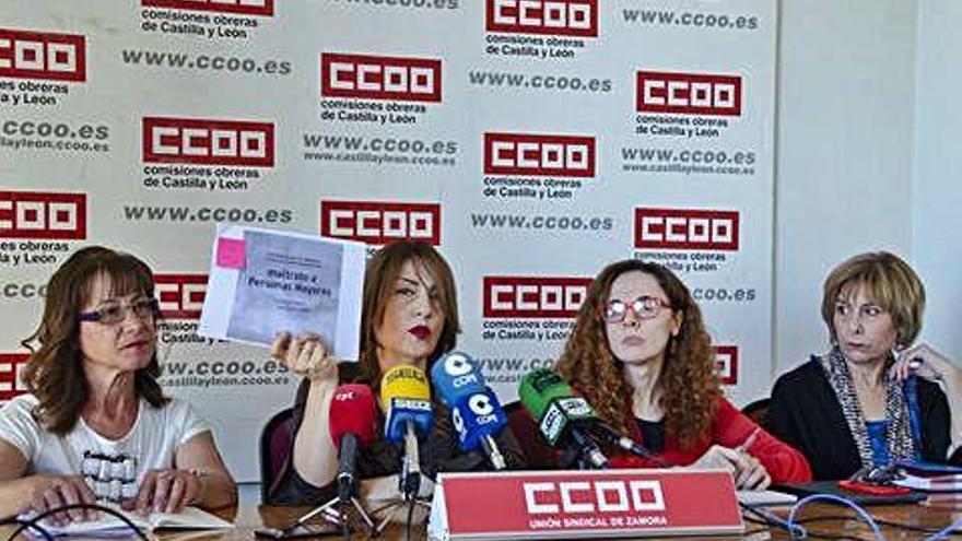 De izquierda a derecha Manoli Marqués, Rosa Arribas (secretaria general de la Federación de Sanidad de CC OO Castilla y León) mostrando una guia, Rosa Lubián y Fátima Avedillo, ayer durante la rueda de prensa.