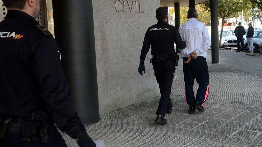 Uno de los detenidos el mes pasado por robos cometidos en Vilagarcía. // Noé Parga