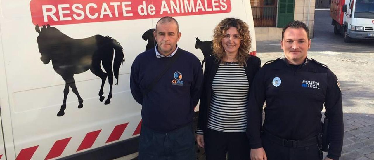 Técnico y policía junto a la alcaldesa de Porreres, Francisca Mora.